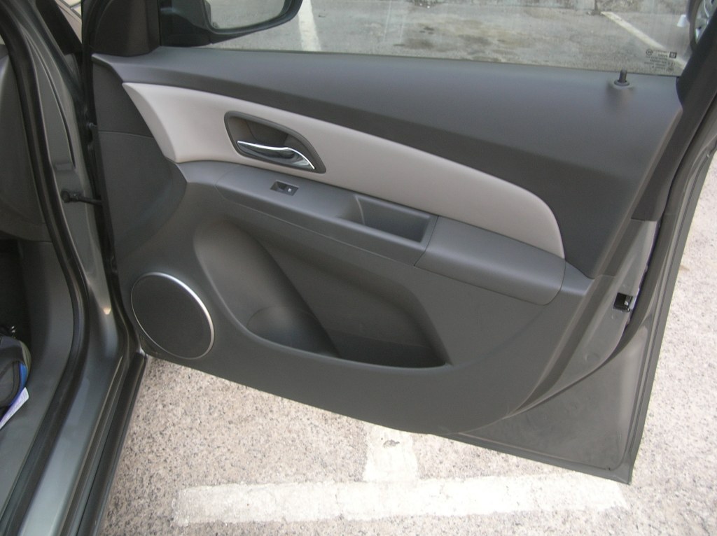 2010-Chevrolet-Cruze-interior-7.jpg