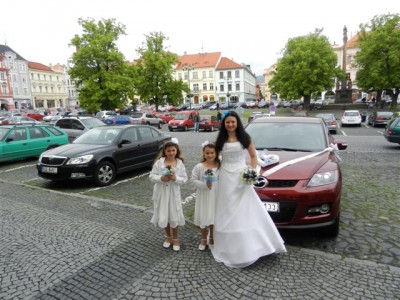 družičky a nevěsta u auta.jpg