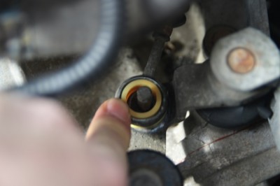 IMG_4366.JPG (69.37 KiB) Zobrazeno 8727 x A teď už jen zatlačit druhou polovinu silentbloku a zajistit podložkou a pružnou závlačkou.