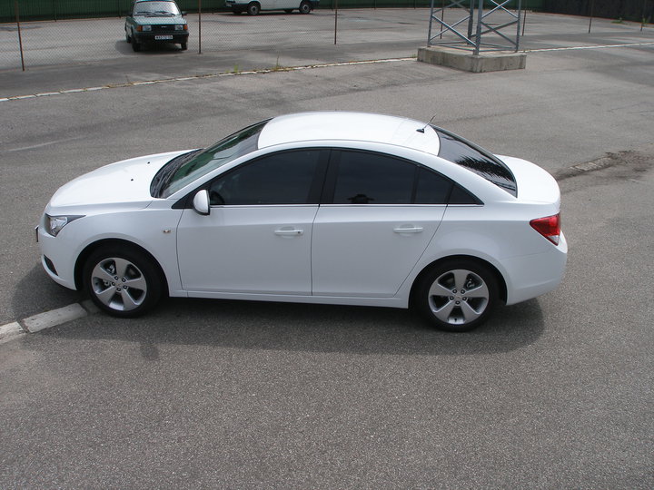 Zatmávená skla v mém mazliku Cruze 1.8 LT.Ještě to chce pořádná kola ale zatím nění moc k sehnání na rozteč 5X105 R 18